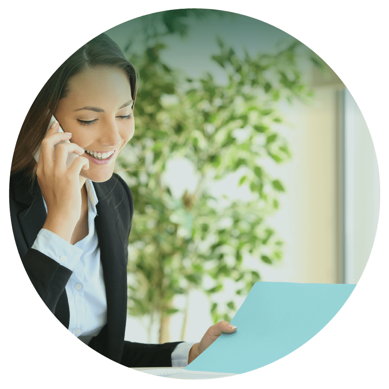 Mitarbeiterin am Telefon