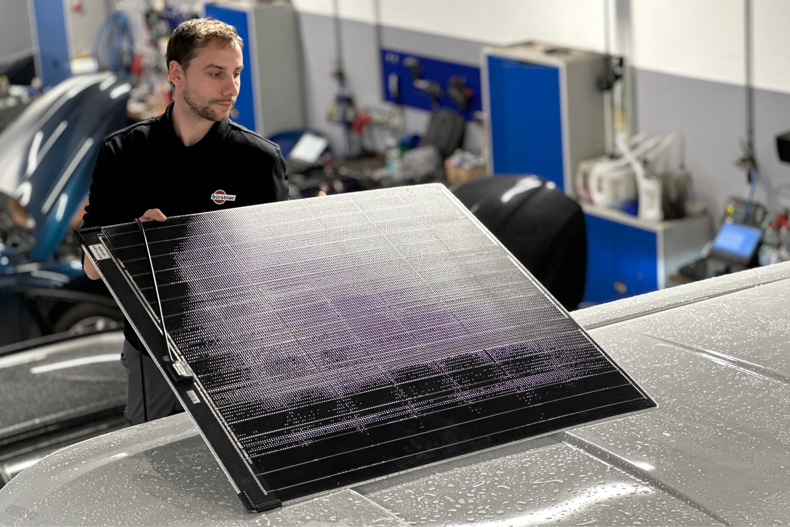 Techniker bei Büstner mit Solarpanel - Service | Bürstner | Caravan Liebe in Leipzig